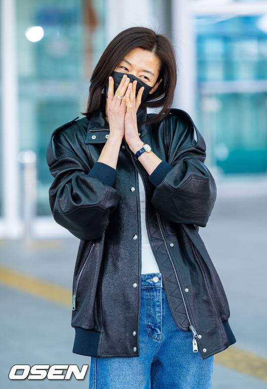 화장기 없는 얼굴 마스크로 가린 전지현