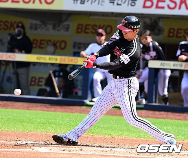 [OSEN=대구, 지형준 기자] 18일 대구삼성라이온즈파크에서 2026 신한 SOL KBO리그 삼성 라이온즈와 LG 트윈스의 경기가 열렸다.7연승에 도전하는 삼성은 잭 오러클린, LG는 임찬규가 선발로 나섰다.2회초 1사에서 LG 오지환이 우중간 안타를 날리고 있다. 2026.04.18&nbsp;/ jpnews@osen.co.kr