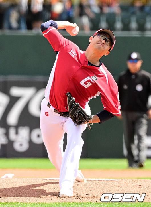 [OSEN=부산, 지형준 기자] 19일 부산 사직야구장에서 2026 신한 SOL KBO리그 롯데 자이언츠와 한화 이글스의 경기가 열렸다.롯데는 박세웅, 한화는 에르난데스가 선발로 나섰다.1회 롯데 박세웅이 역투하고 있다. 2026.04.19&nbsp;/ jpnews@osen.co.kr