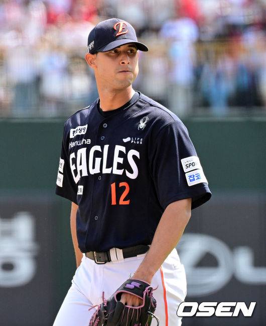 [OSEN=부산, 지형준 기자] 19일 부산 사직야구장에서 2026 신한 SOL KBO리그 롯데 자이언츠와 한화 이글스의 경기가 열렸다.롯데는 박세웅, 한화는 에르난데스가 선발로 나섰다.1회말 수비를 마친 한화 에르난데스가 더그아웃으로 향하고 있다. 2026.04.19&nbsp;/ jpnews@osen.co.kr