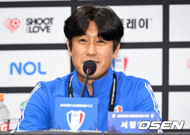 [OSEN=수원, 조은정 기자]OGFC와 수원삼성 블루윙즈 레전드 매치 ‘OGFC: THE LEGENDS ARE BACK’이 19일 수원월드컵경기장에서 열린다.OGFC는 박지성, 리오 퍼디난드, 라이언 긱스, 파트리스 에브라 등 프리미어리그 황금기를 대표하는 레전드들이 축구 콘텐츠·이벤트 제작사 슛포러브와 함께 결성한 신생 독립팀이다.수원 삼성 서정원 감독이 인터뷰를 하고 있다. 2026.04.19 /cej@osen.co.kr
