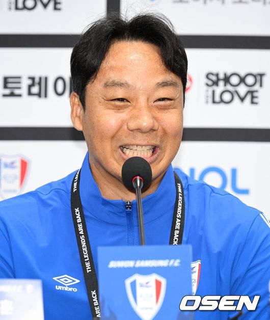 [OSEN=수원, 조은정 기자]OGFC와 수원삼성 블루윙즈 레전드 매치 ‘OGFC: THE LEGENDS ARE BACK’이 19일 수원월드컵경기장에서 열린다.OGFC는 박지성, 리오 퍼디난드, 라이언 긱스, 파트리스 에브라 등 프리미어리그 황금기를 대표하는 레전드들이 축구 콘텐츠·이벤트 제작사 슛포러브와 함께 결성한 신생 독립팀이다.수원 삼성 염기훈이 인터뷰를 하고 있다. 2026.04.19 /cej@osen.co.kr