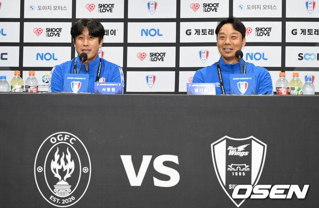 [OSEN=수원, 조은정 기자]OGFC와 수원삼성 블루윙즈 레전드 매치 ‘OGFC: THE LEGENDS ARE BACK’이 19일 수원월드컵경기장에서 열린다.OGFC는 박지성, 리오 퍼디난드, 라이언 긱스, 파트리스 에브라 등 프리미어리그 황금기를 대표하는 레전드들이 축구 콘텐츠·이벤트 제작사 슛포러브와 함께 결성한 신생 독립팀이다.수원 삼성 서정원 감독, 염기훈이 인터뷰를 하고 있다. 2026.04.19 /cej@osen.co.kr