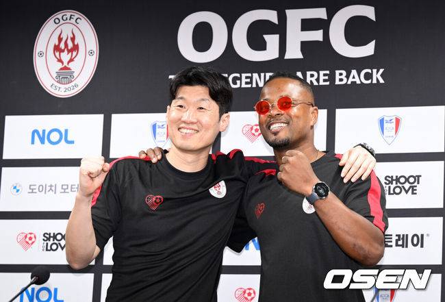 [OSEN=수원, 조은정 기자]OGFC와 수원삼성 블루윙즈 레전드 매치 ‘OGFC: THE LEGENDS ARE BACK’이 19일 수원월드컵경기장에서 열린다.OGFC는 박지성, 리오 퍼디난드, 라이언 긱스, 파트리스 에브라 등 프리미어리그 황금기를 대표하는 레전드들이 축구 콘텐츠·이벤트 제작사 슛포러브와 함께 결성한 신생 독립팀이다.OGFC 박지성, 에브라가 포즈를 취하고 있다. 2026.04.19 /cej@osen.co.kr