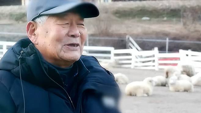 인생의 전성기를 맞이한 듯 환하게 웃는 박 씨의 웃음 뒤에는 억대 매출보다 값진 노년의 자부심이 서려 있다.&nbsp;골라듄다큐 화면 캡처