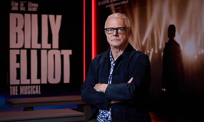 영화·뮤지컬 ‘빌리 엘리어트’의 연출가 스티븐 달드리.&nbsp;“우리가 더 파편화될수록 사람들은 오히려 함께 모여 음악과 춤, 연극과 이야기를 경험하고 싶어 한다”며 공동체와 그 속의 연대가 지닌 중요성을 강조한다. 신시컴퍼니 제공