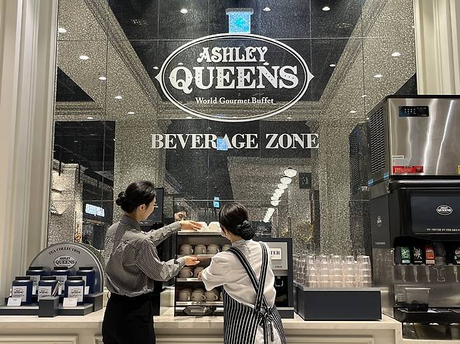 애슐리퀸즈 직원 매장 근무 모습. 애슐리퀸즈 제공