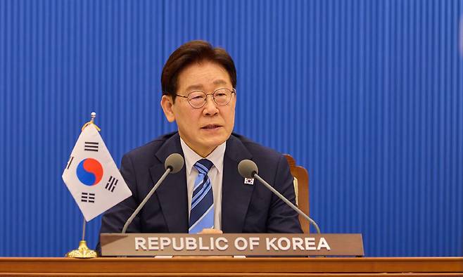 이재명 대통령이 17일 청와대에서 프랑스·영국이 주도하는 호르무즈 해협 자유 항행에 관한 화상 정상회의를 하고 있다. 청와대 제공