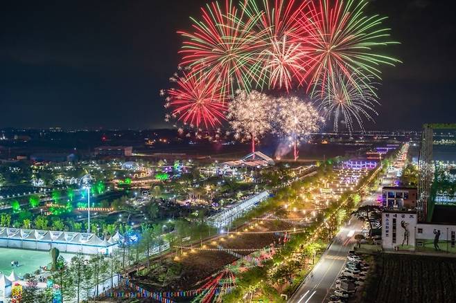 2025년 전북 부안군 해뜰마루 지방정원 일원에서 열린 부안마실축제 개막 불꽃놀이. 부안군 제공