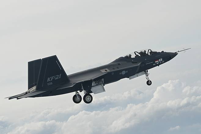 복좌형인 KF-21 시제6호기가 비행을 하고 있다. 세계일보 자료사진