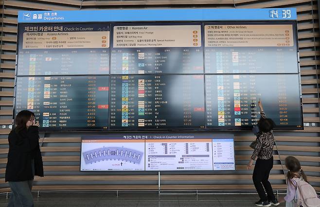 중동발 에너지 충격 여파로 유럽에 남은 항공유가 6주 치에 불과하고 항공편 취소 사태까지 직면할 수 있다는 경고가 나온 가운데 17일 인천공항 전광판에 출발 항공기들이 보이고 있다.