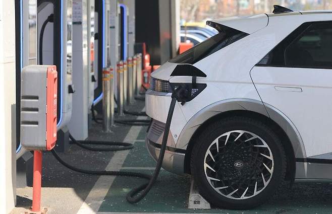 17일 서울 시내 전기차 충전소 모습. 뉴스1