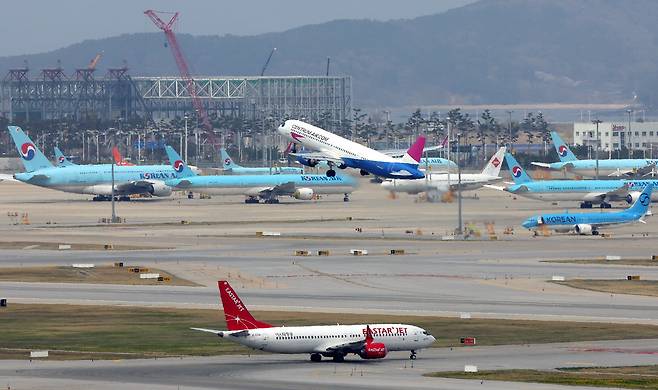 지난 17일 인천공항 활주로에서 비행기가 이륙하고 있다.