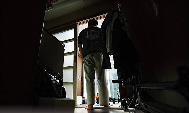 빈 방에 들어서는 민준의 뒷모습.