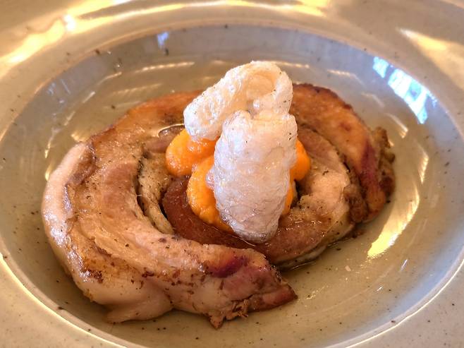 깻잎으로 말은 돼지고기 포체타. 최현태 기자