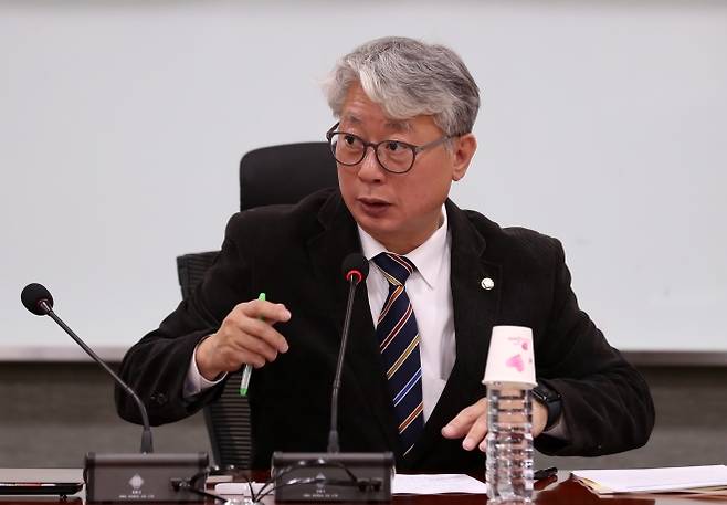 발언하는 조응천 의원 - 조응천 의원이 2023년 4월 14일 오후 서울 여의도 국회 의원회관에서 열린 산불진압 헬기의 야간운항 방안 모색을 위한 토론회에서 발언을 하고 있다.  뉴시스