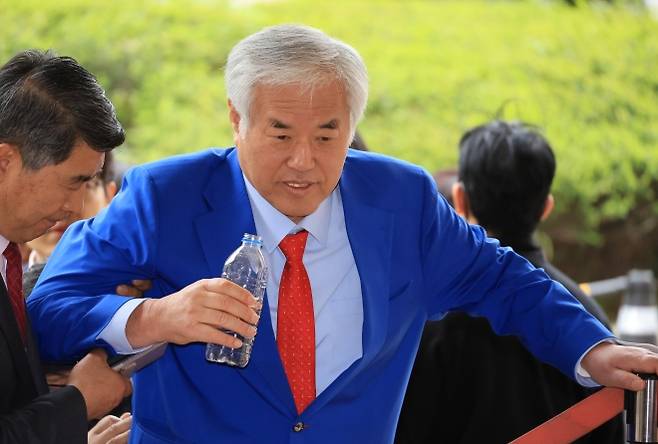 전광훈 목사, 재판 출석 - 서울서부지법 난동 사태 배후로 지목돼 구속기소 뒤 보석으로 풀려난 전광훈 사랑제일교회 목사가 17일 서울 마포구 서울서부지법에서 열린 재판에 출석하고 있다. 2026.4.17 연합뉴스