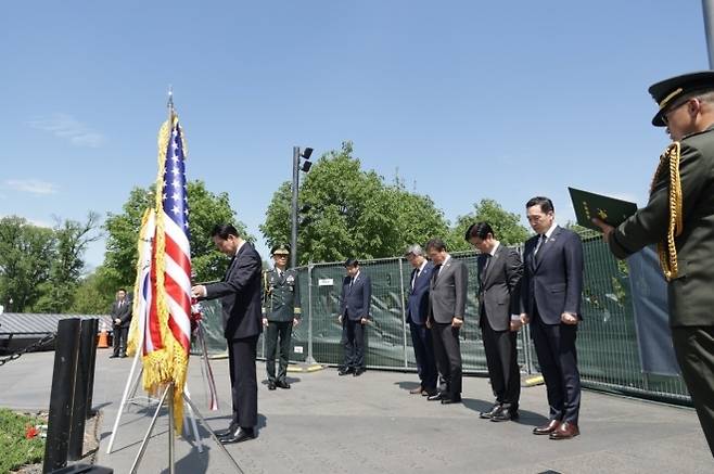‘방미’ 국민의힘 장동혁 대표, 한국전쟁 기념비 참배 - 미국을 방문 중인 장동혁 국민의힘 대표가 14일(현지시간) 한국전쟁 기념비를 참배하고 있다. 2026.4.15 국민의힘 제공