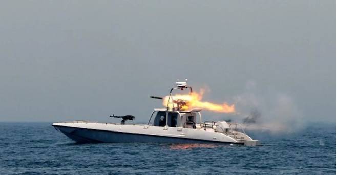 이란 이슬람혁명수비대(IRGC) 해군의 고속공격정이 해상에서 항해하고 있다. 이란은 호르무즈 해협에서 소형 무장 고속정을 앞세운 ‘벌떼 전술’로 상선과 군함을 동시에 압박하는 비대칭 해상전을 펼쳐왔다. 파르스통신 캡처