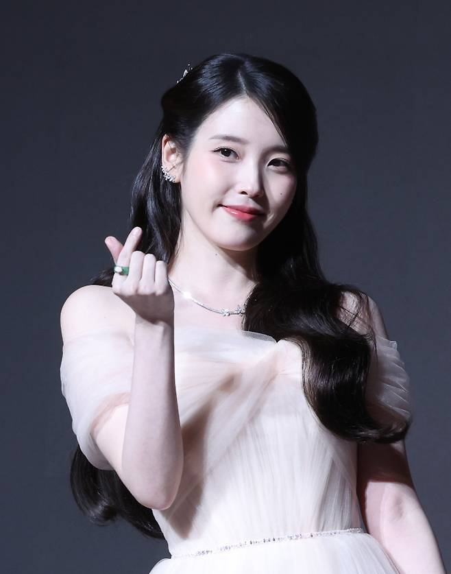 ‘21세기 대군부인’ 배우 아이유 - 배우 아이유(이지은)가 6일 오후 서울 강남구 조선팰리스 서울강남에서 열린 MBC 금토드라마 ‘21세기 대군부인’ 제작발표회에서 포토타임 때 포즈를 취하고 있다. 21세기 대군부인은 오는 10일부터 방송한다. 2026.04.06 뉴시스