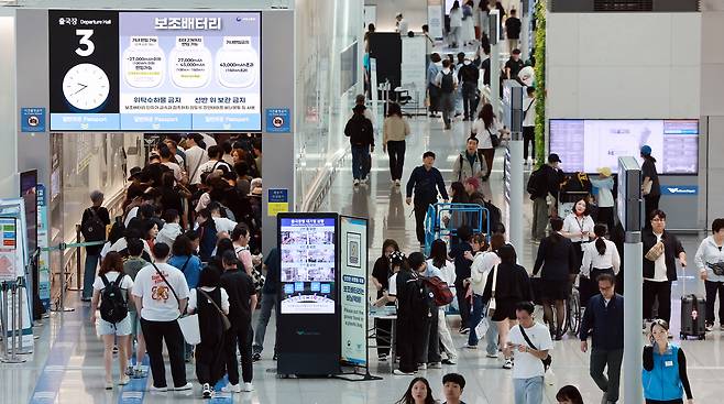 인천국제공항 제1터미널 출국장이 관광객들로 붐비고 있다. 뉴스1