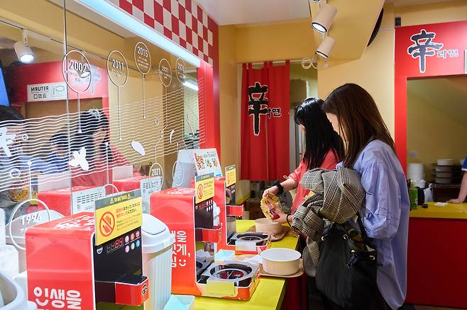 ‘신라면 분식’에서 방문객들이 라면을 조리하고 있다. 사진 제공=농심