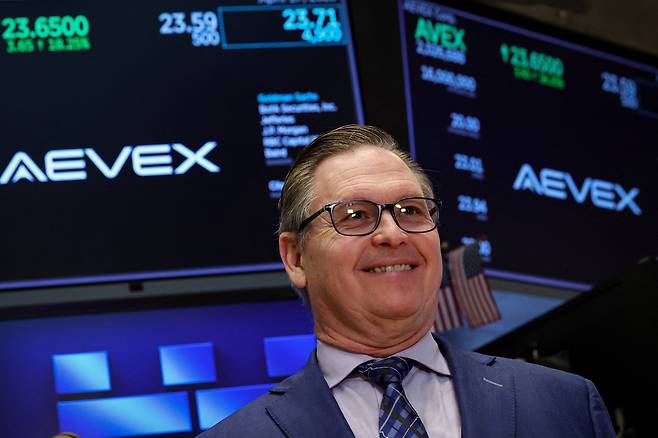 에비벡스의 창립자인 브라이언 라두엔즈 회장이 17일(현지 시간) 미국 맨해튼 뉴욕증권거래소(NYSE)에서 자사의 기업공개(IPO) 행사에 참석해 활짝 웃고 있다. 로이터연합뉴스