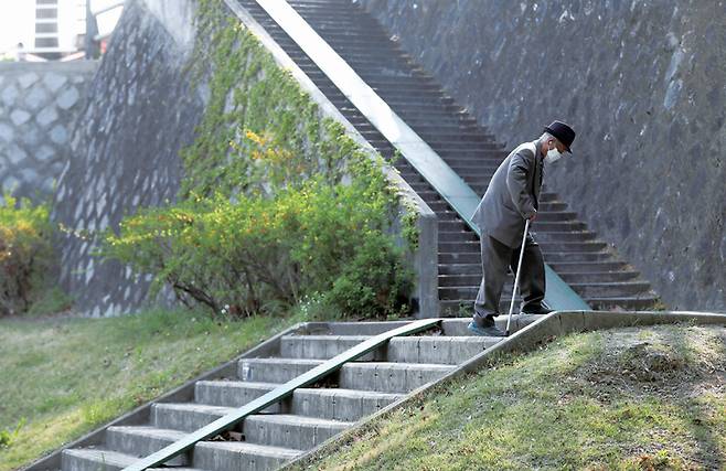 초기에는 계단을 오를 때 숨이 차는 정도로 시작하지만, 진행되면 일상적인 움직임조차 어려울 만큼 호흡이 악화할 수 있다. ⓒ연합뉴스