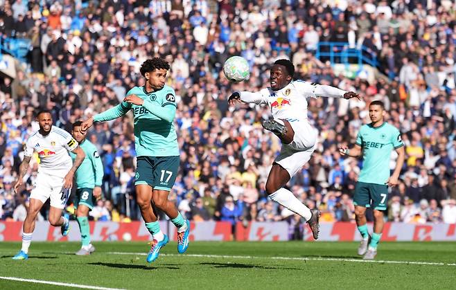리즈 유나이티드 윌프리드 뇬토(오른쪽)가 19일(한국시간) 엘런드 로드서 끝난 울버햄턴과 홈경기서 공을 트래핑하고 있다. 리즈｜AP뉴시스