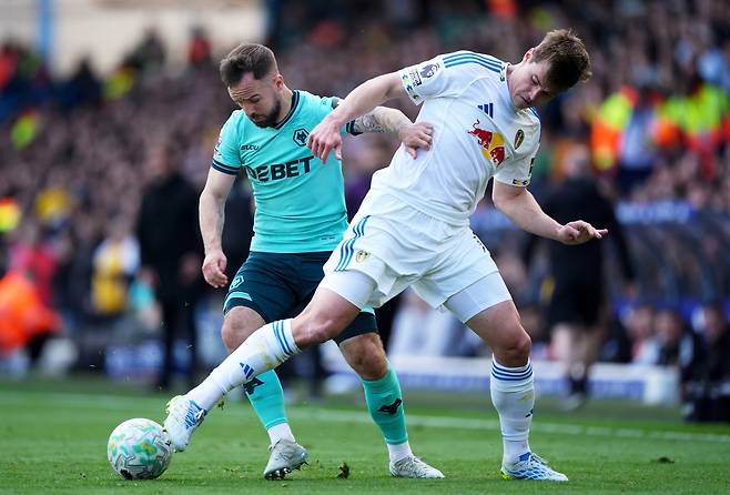 울버햄튼 원더러스의 아담 암스트롱(왼쪽)과 리즈 유나이티드의 야카 비욜이 공을 다투고 있다. AP연합뉴스