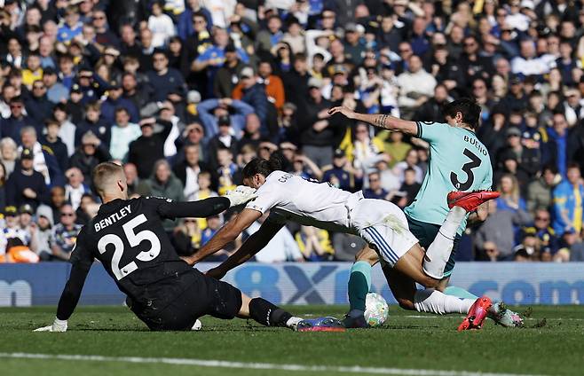 울버햄튼 원더러스의 휴고 부에노가 페널티 박스 안에서 리즈 유나이티드의 도미닉 칼버트-루윈에게 파울을 범하고 있다. 로이터연합뉴스