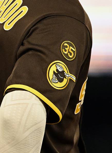 샌디에이고 매니 마차도의 유니폼에 랜디 존스를 기리는 패치가 붙어있다. 랜디 존스는 샌디에이고 구단 사상 최초의 사이영상 수상자다. 게티이미지