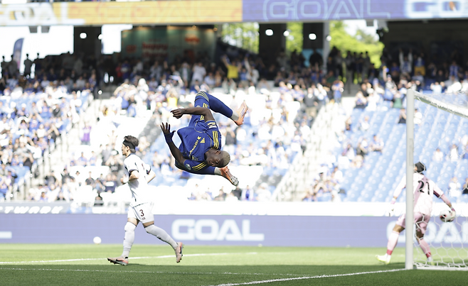 울산 HD 말컹이 19일 광주FC와의 홈경기에서 두 번째 골을 넣은 뒤 공중제비 세리머니를 하고 있다. 프로축구연맹 제공