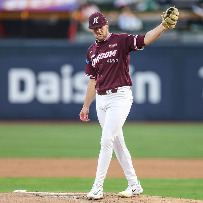 키움 네이선 와일스가 지난 17일 수원 KT전 선발투수로 등판해 포수가 던져준 공을 잡고 있다.  키움 히어로즈 제공