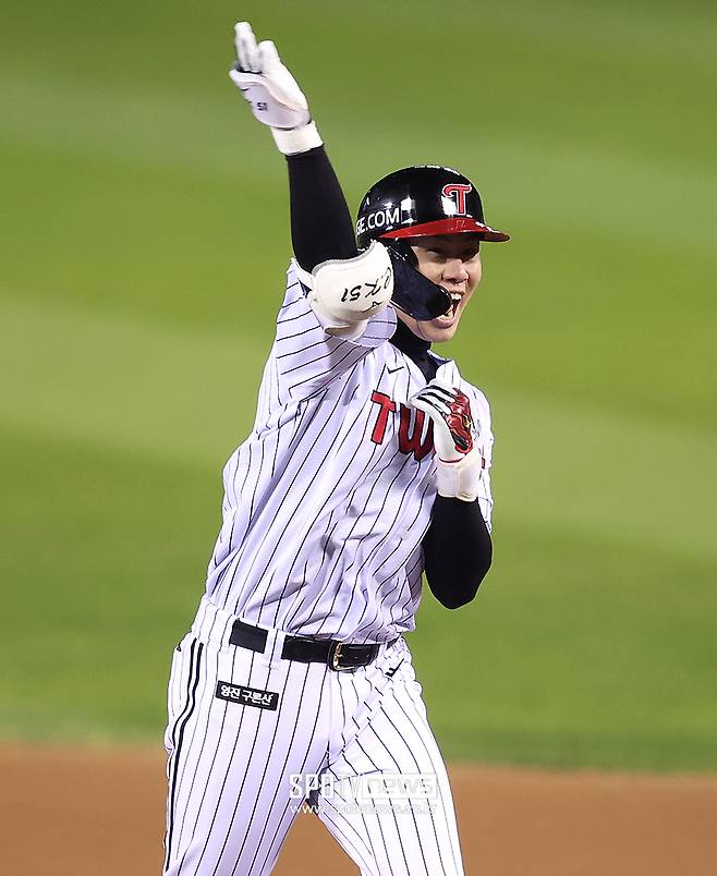 ▲ LG 트윈스 외야수 홍창기가 시즌 초반 극심한 타격 부진을 겪고 있다. 염경엽 LG 감독은 19일 대구 삼성 라이온즈전 선발 라인업에서 홍창기의 이름을 제외했다. 4경기 정도 휴식을 주며 재정비할 시간을 부여하겠다고 밝혔다. ⓒ곽혜미 기자