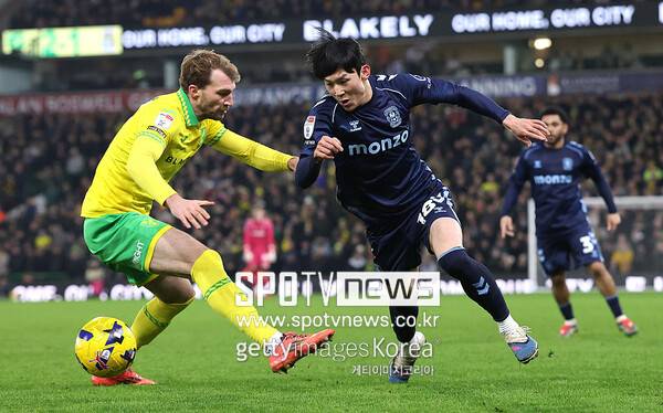 ▲ 이번 승격은&nbsp;코번트리에는&nbsp;재도약&nbsp;출발점이지만 양민혁(오른쪽)에겐&nbsp;멈춰버린 시간의 연장선에 가깝다. 지속적인 출장을&nbsp;통해 성장 양분을&nbsp;축적해야 할 황금 같은 20대 초반에 피치에서 멀어진 채 시즌 종료를 눈앞에 두고 있다. 코번트리는 EPL로 향한다. 사실상 차기 시즌 동행 가능성은 없다. 공교롭게도 원 소속 팀 토트넘은 현재 리그 18위로 챔피언십 강등을 걱정하는 처지다. 양민혁은 15개월째 EPL 문턱에서&nbsp;멈춰 서 있다.