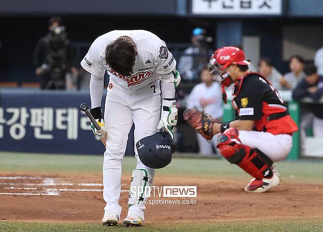 ▲ 17일 주말 시리즈 첫 경기를 앞두고 3루 측의 KIA 팬들에게 감사의 인사를 하는 박찬호 ⓒ곽혜미 기자