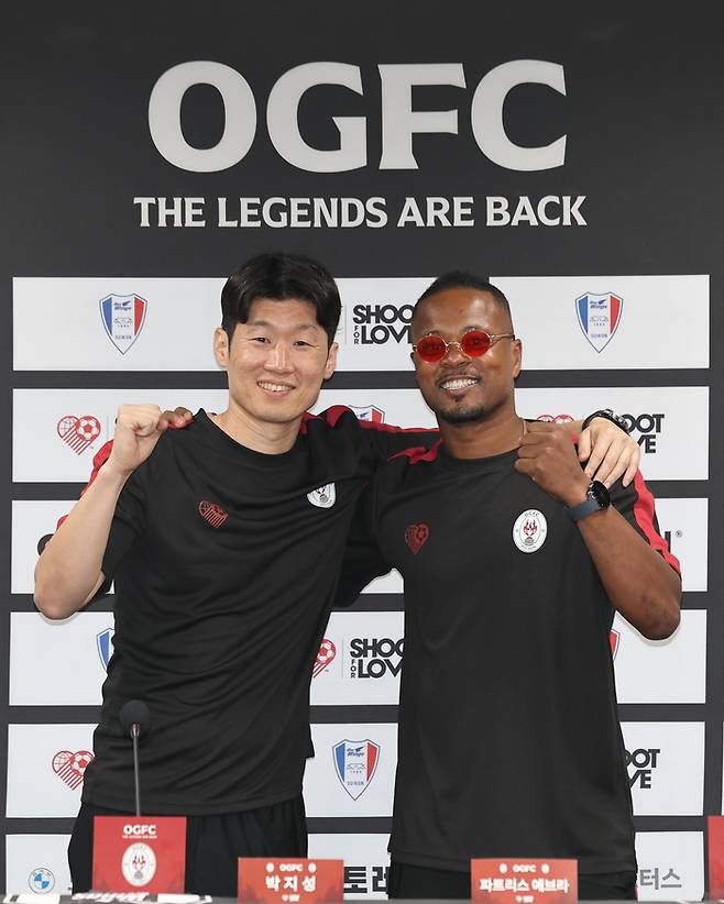 ▲ 19일 경기도&nbsp;수원시&nbsp;수원월드컵경기장에서 열린 OGFC VS&nbsp;수원삼성 레전드 매치에 앞서 OGFC 박지성(왼쪽)과 파트리스 에브라가 함께 포즈를 취하고 있다. ⓒ연합뉴스