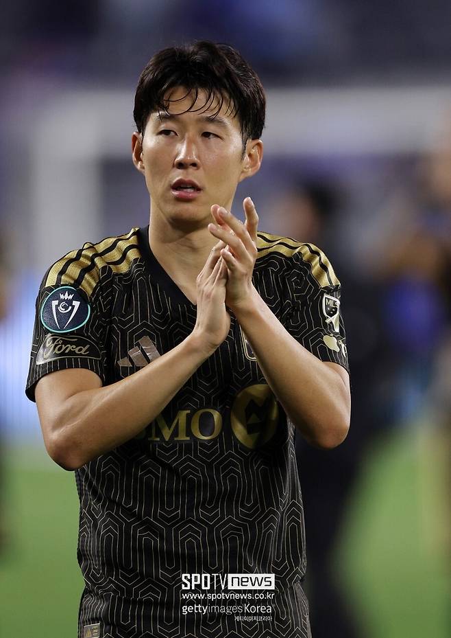 ▲ 손흥민은 득점과 전개, 압박, 공간 창출까지 공격 전반을 지배하며 팀의 흐름 자체를 설계했다. 경기 내내 상대 수비는 손흥민의 움직임에 끌려다녔고, 공을 잡을 때마다 경기장의 공기가 요동쳤다. 그런 손흥민이라 득점포가 잘 터지지 않아도 걱정없다는 평가다.&nbsp;