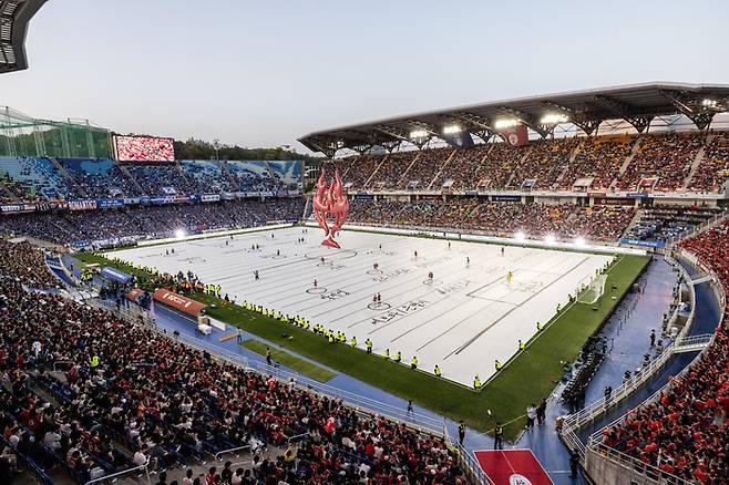 ▲ 19일 수원월드컵경기장에서 수원삼성 레전드와 박지성을 중심으로 한 OGFC의 이벤트 매치가 열렸다. 그 시절 수원의 전설과 해외축구를 수놓았던 레전드들의 맞대결 결과 산토스의 결승골에 빛난 수원 레전드가 1-0으로 이겼다. ⓒ 슛포러브