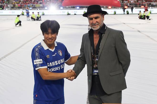 ▲ 19일 수원월드컵경기장에서 수원삼성 레전드와 박지성을 중심으로 한 OGFC의 이벤트 매치가 열렸다. 그 시절 수원의 전설과 해외축구를 수놓았던 레전드들의 맞대결 결과 산토스의 결승골에 빛난 수원 레전드가 1-0으로 이겼다. ⓒ 연합뉴스