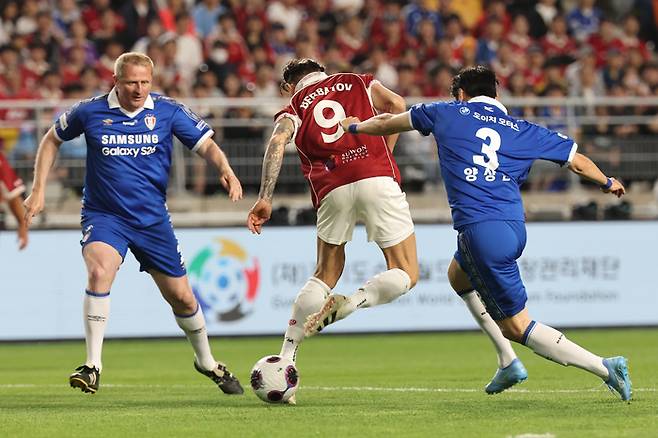 ▲ 19일 수원월드컵경기장에서 수원삼성 레전드와 박지성을 중심으로 한 OGFC의 이벤트 매치가 열렸다. 그 시절 수원의 전설과 해외축구를 수놓았던 레전드들의 맞대결 결과 산토스의 결승골에 빛난 수원 레전드가 1-0으로 이겼다. ⓒ 연합뉴스