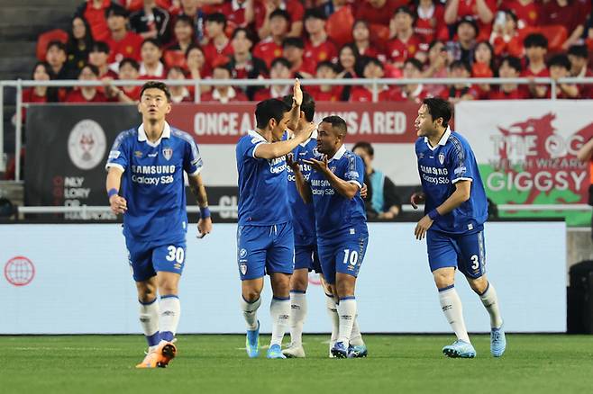 ▲ 19일 수원월드컵경기장에서 수원삼성 레전드와 박지성을 중심으로 한 OGFC의 이벤트 매치가 열렸다. 그 시절 수원의 전설과 해외축구를 수놓았던 레전드들의 맞대결 결과 산토스의 결승골에 빛난 수원 레전드가 1-0으로 이겼다. ⓒ 연합뉴스