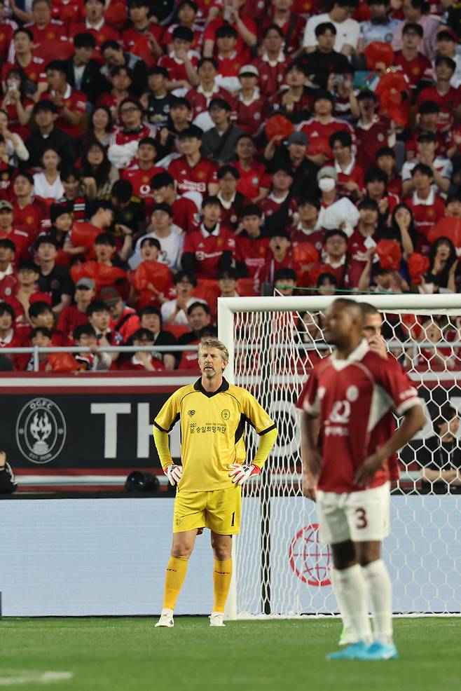 ▲ 19일 수원월드컵경기장에서 수원삼성 레전드와 박지성을 중심으로 한 OGFC의 이벤트 매치가 열렸다. 그 시절 수원의 전설과 해외축구를 수놓았던 레전드들의 맞대결 결과 산토스의 결승골에 빛난 수원 레전드가 1-0으로 이겼다. ⓒ 연합뉴스