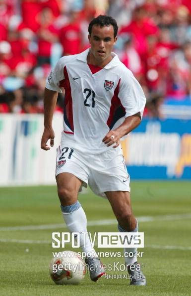 ▲ 2002 Aktion Einzelaktion Einzeln Freisteller Frontansicht Fussball Ganzfigur Hochformat Laenderspiel Maenner Nationalmannschaft WM Suedkorea; Action Single Action Individual Cut Out Front View Soccer Football International Match Men National Squad Team