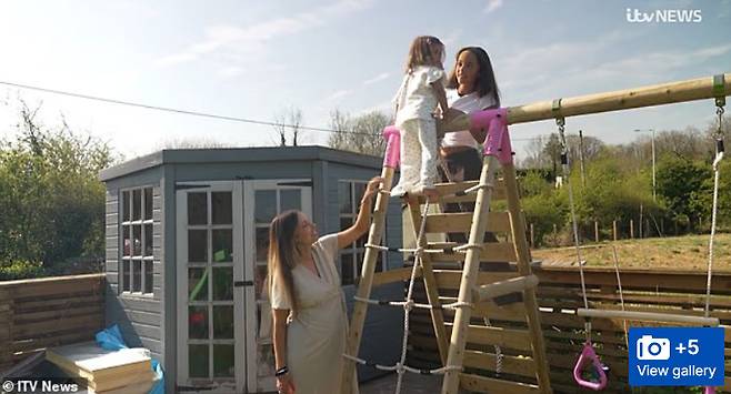 샨텔 톰슨 가족이 여유로운 시간을 보내고 있다. /사진=데일리 메일 갈무리