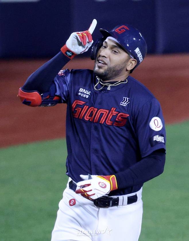 2026 신한 SOL KBO리그 LG 트윈스 대 롯데 자이언츠 경기가 16일 서울 잠실야구장에서 열렸다.  롯데 레이예스가 6회초 2사 1루에서 LG 장현식을 상대로 동점 2점 홈런을 날리고 홈인하고 있다. /사진=김진경 대기자