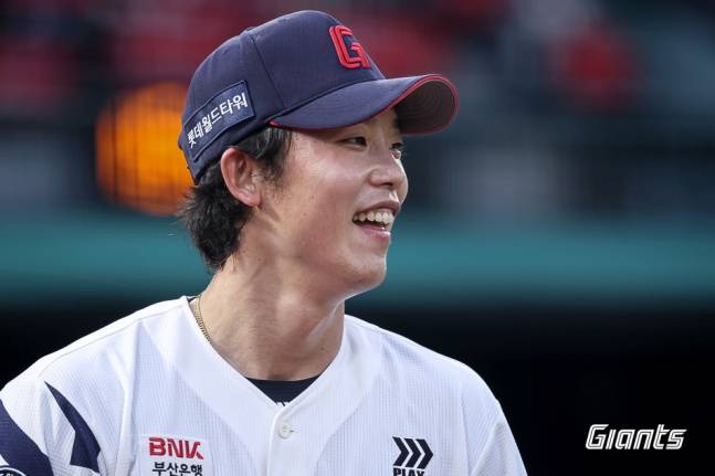 롯데 현도훈이 18일 부산 한화전 등판에서 활짝 웃고 있다. /사진=롯데 자이언츠 제공