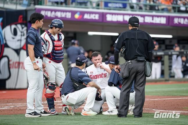 롯데 외국인 투수 비슬리(가운데)가 18일 부산 한화전 3회초 1사 2루에서 어지럼증을 호소했다. /사진=롯데 자이언츠 제공