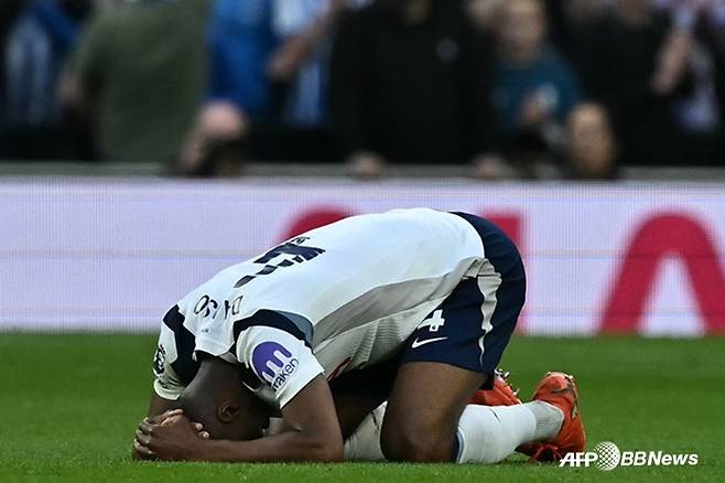 케빈 단소가 19일(한국시간) 영국 런던의 토트넘 홋스퍼 스타디움에서 열린 토트넘 대 브라이튼의 '2025~2026 잉글랜드 프리미어리그(EPL)' 33라운드에서 자신의 수비 실수로 동점골을 내준 뒤 괴로워하고 있다. /AFPBBNews=뉴스1